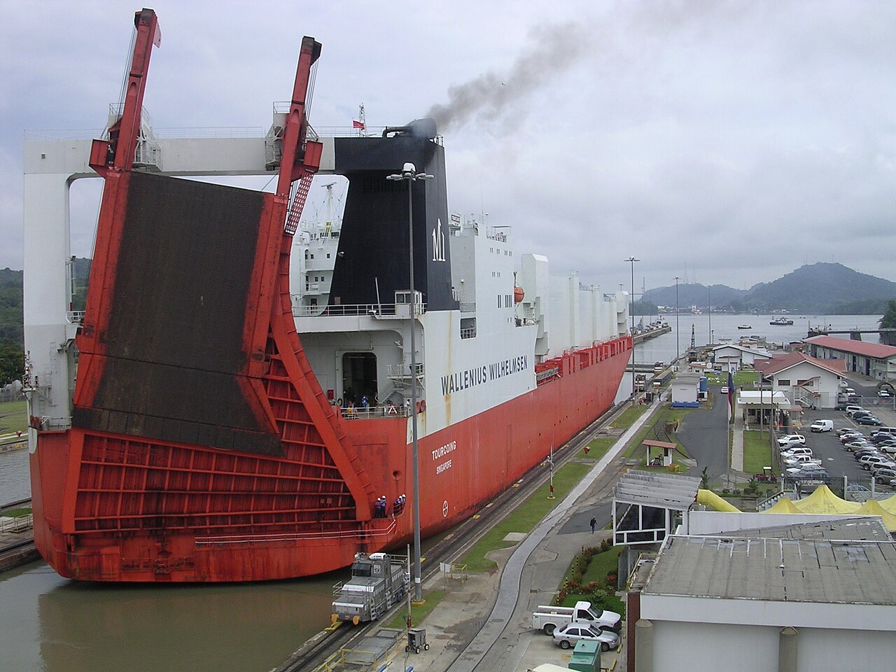 1280px-Ship_passing_through_Panama_Canal