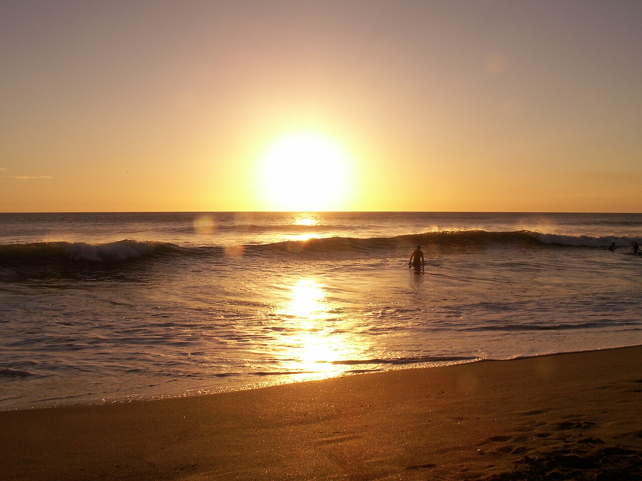 1280px-Sunsetinponeloya.JPG