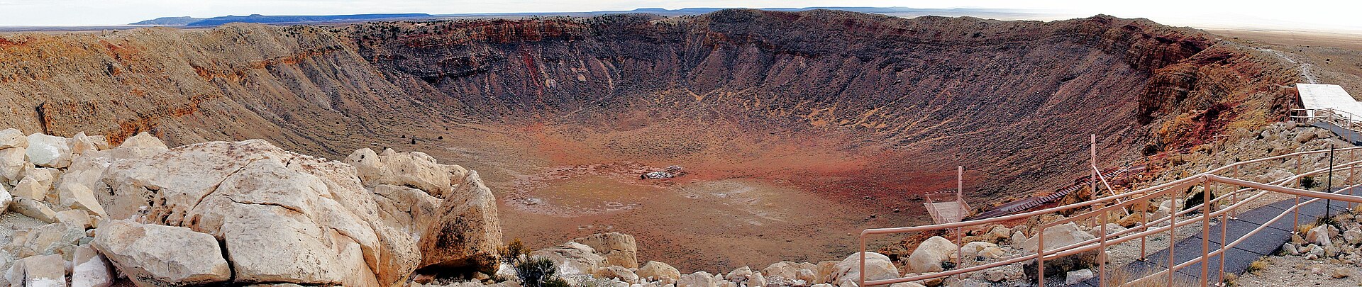 1920px-Arizona-meteor-crater.jpg
