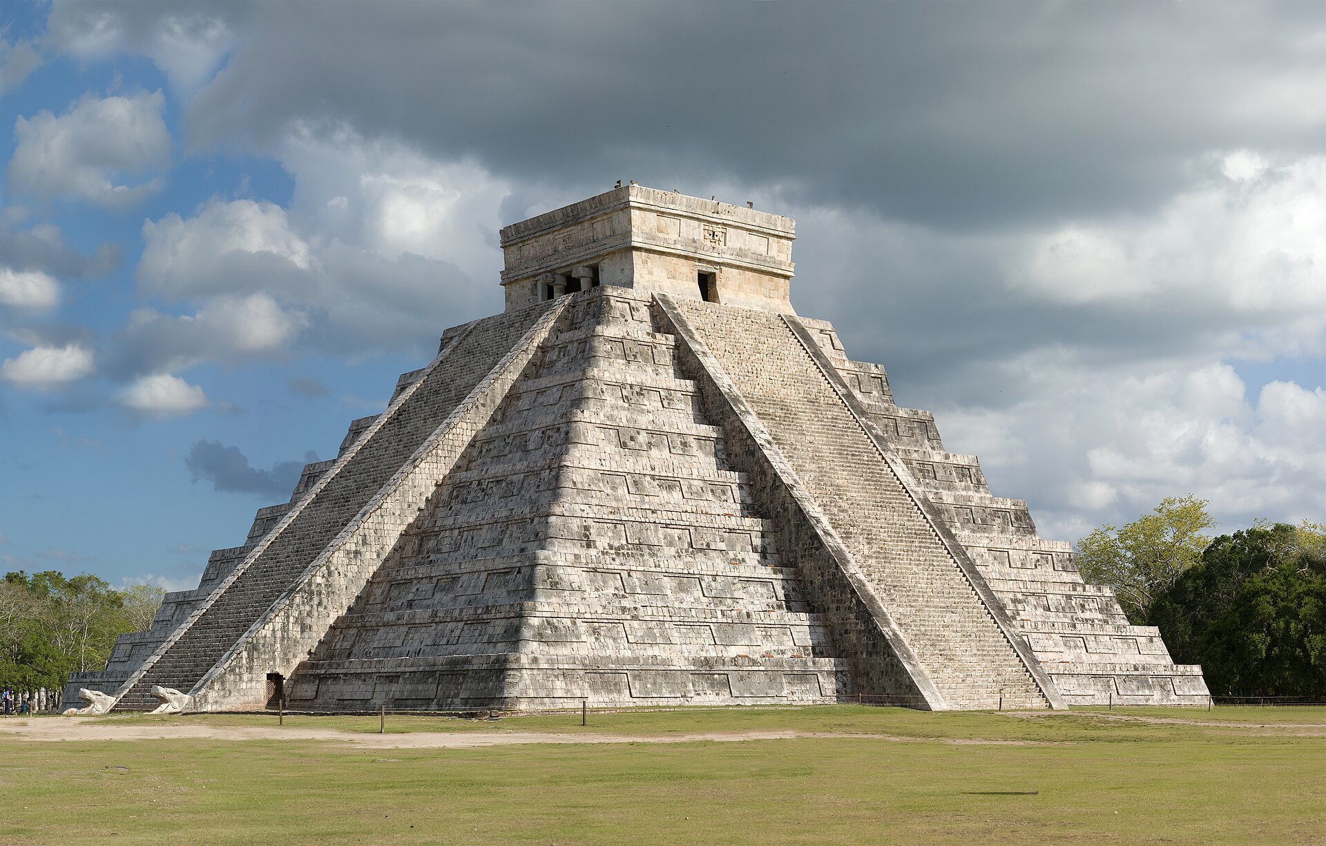 1920px-El_Castillo_Stitch_2008_Edit_1.jp