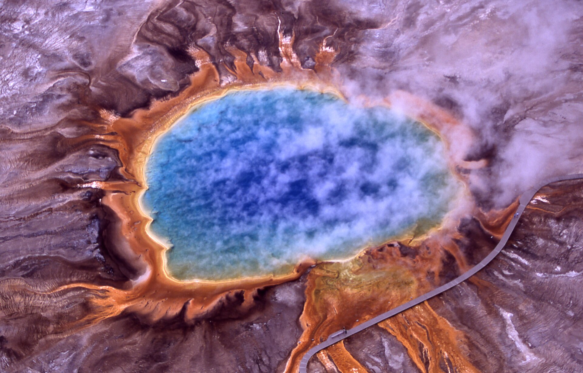 1920px-Grand_prismatic_spring.jpg