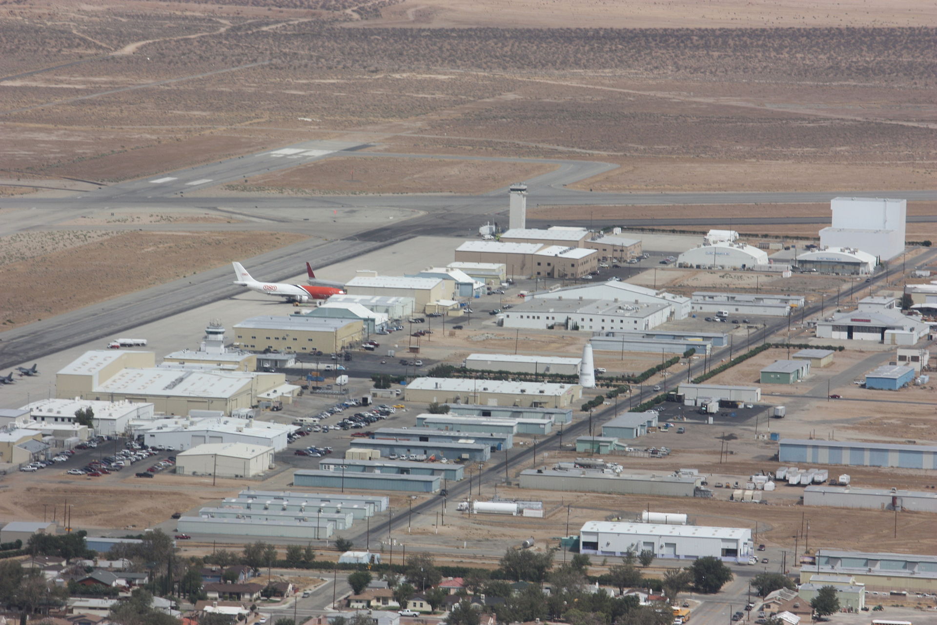 1920px-Kluft-photo-aerial-Mojave-Spacepo