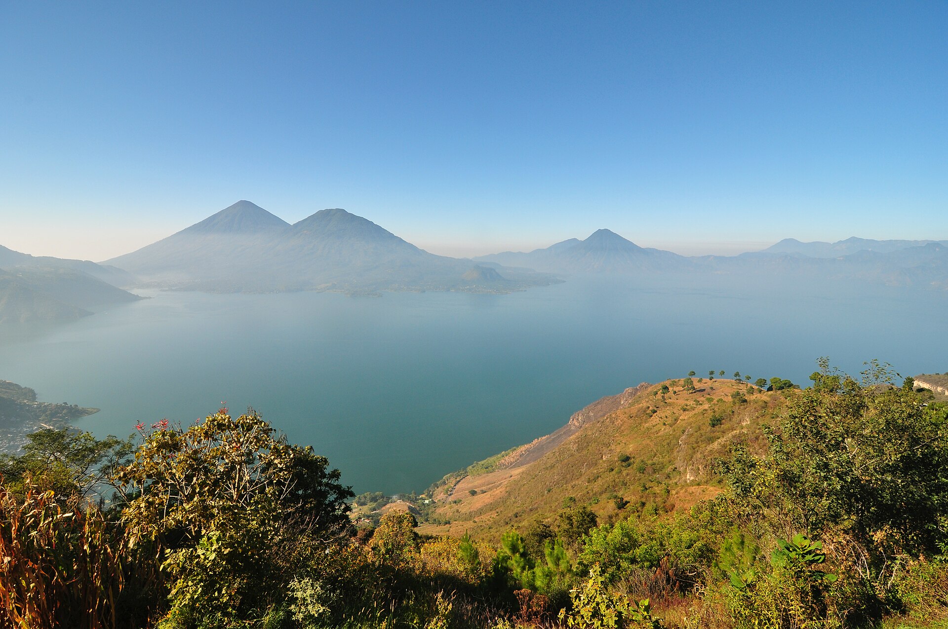 1920px-Lago_de_Atitl%C3%A1n_2009.JPG