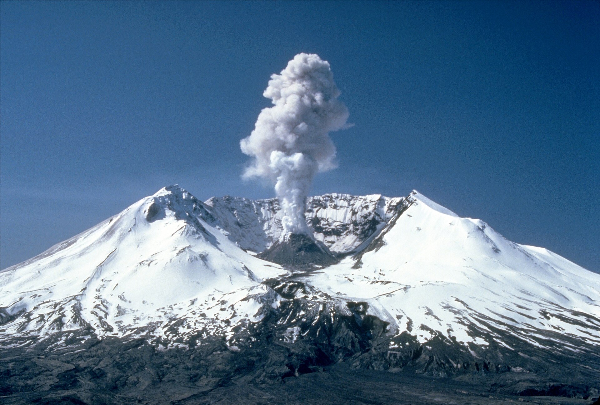1920px-MSH82_st_helens_plume_from_harrys
