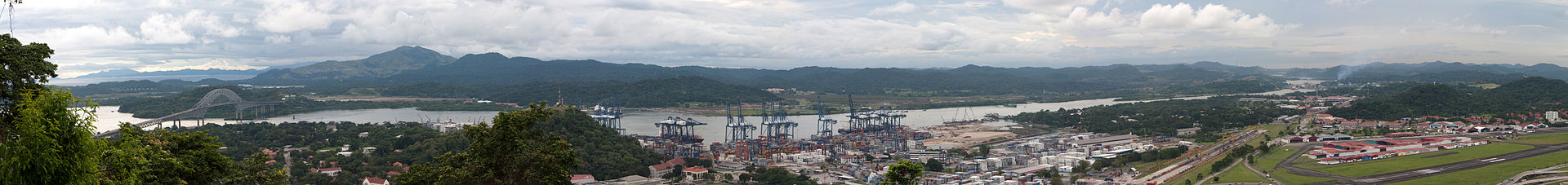 1920px-Panama_canal_panoramic_view_from_