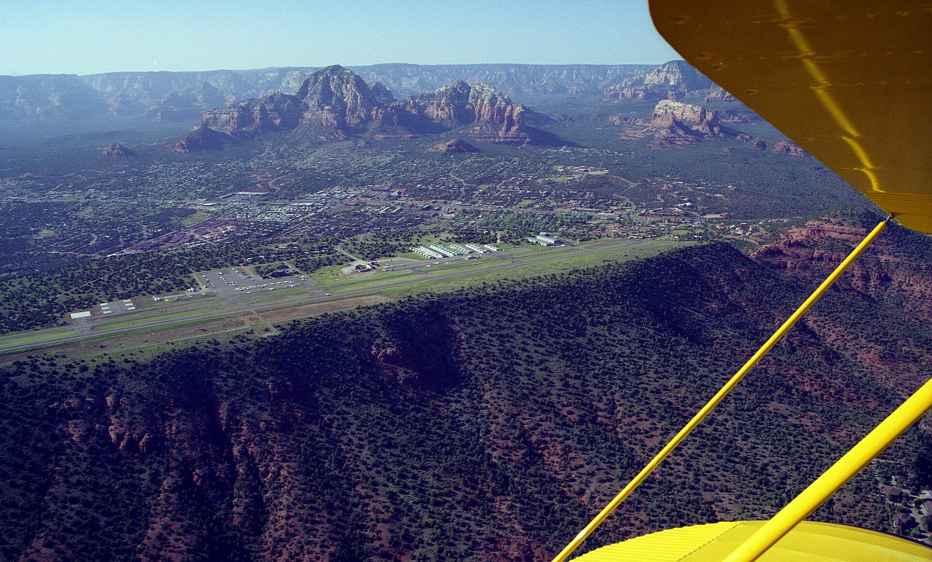 1920px-Sedona_airport.jpg