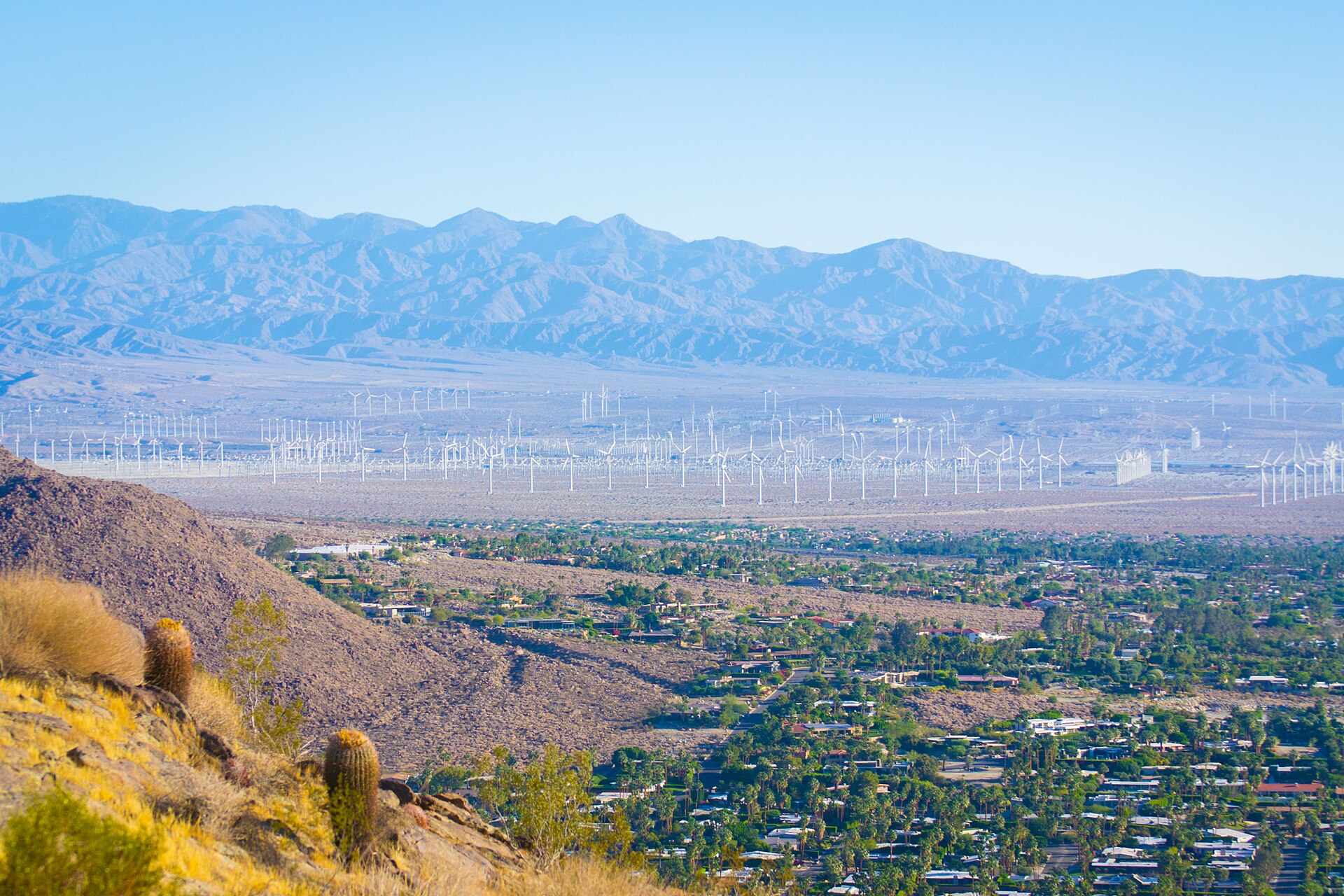 1920px-Wind_Farm_%28Palm_Springs%2C_Cali