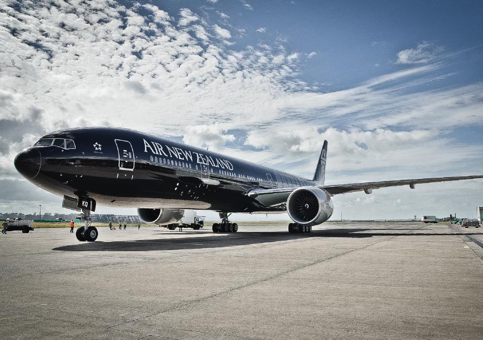 Air_NZ_Black_Plane_Environmental_Graphic