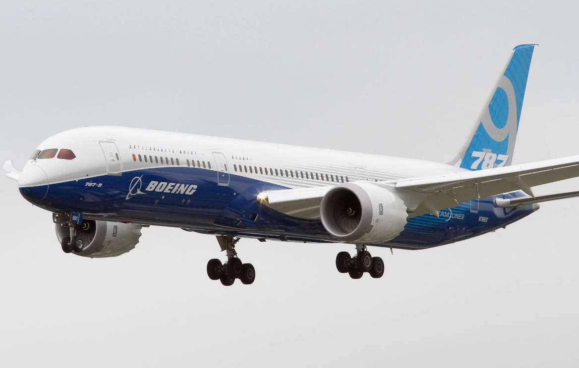 Boeing 787 Dreamliner: композитный кессон, электрическая архитектура и эволюция семейства