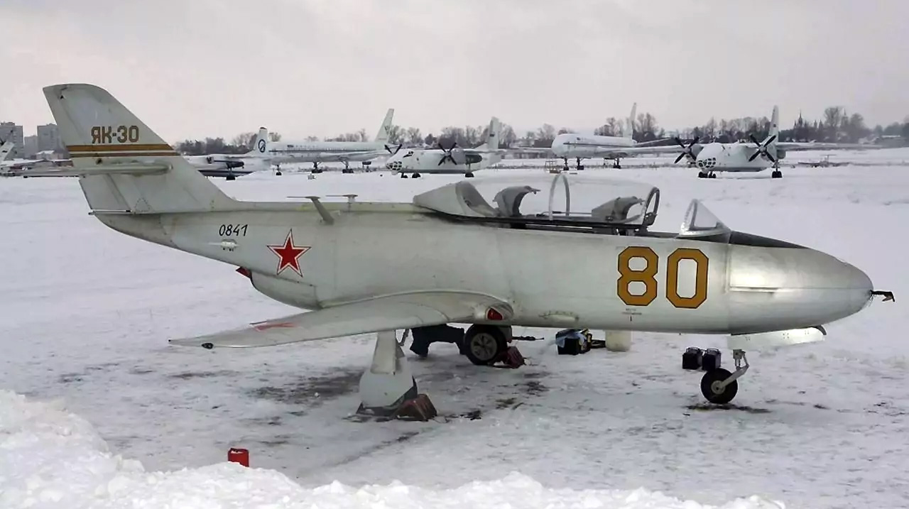 Технические характеристики учебно-тренировочного самолета Як-30