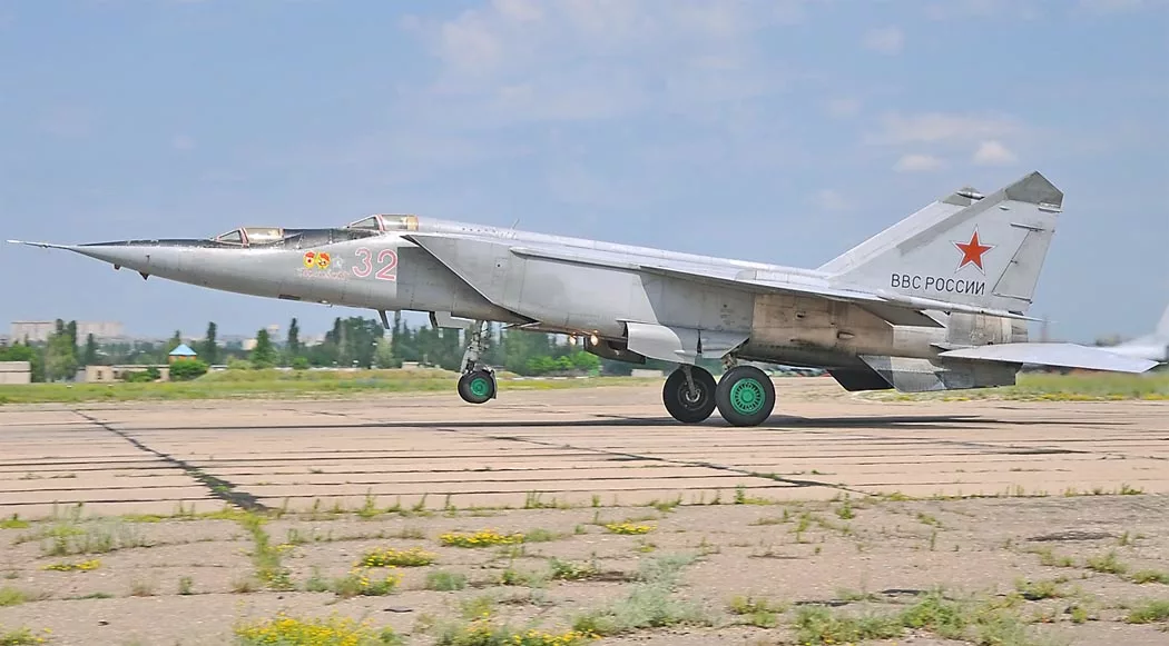Внешний вид учебно-тренировочного самолета МиГ-25РУ