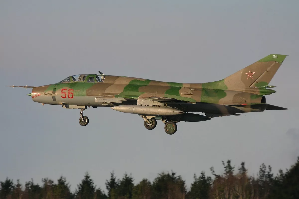 Учебно-тренировочный истребитель Су-17УМ (изделие «С-52У»): наклон носа на 3 градуса, перископ ТС-27АМ и физика подготовки пилотов поворотного крыла