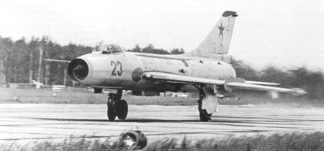 Истребитель-бомбардировщик Су-7БКЛ (изделие «С-22КЛ»): колесно-лыжное шасси, ускорители СПРД-110, парашют в форкиле и физика взлета с грунта