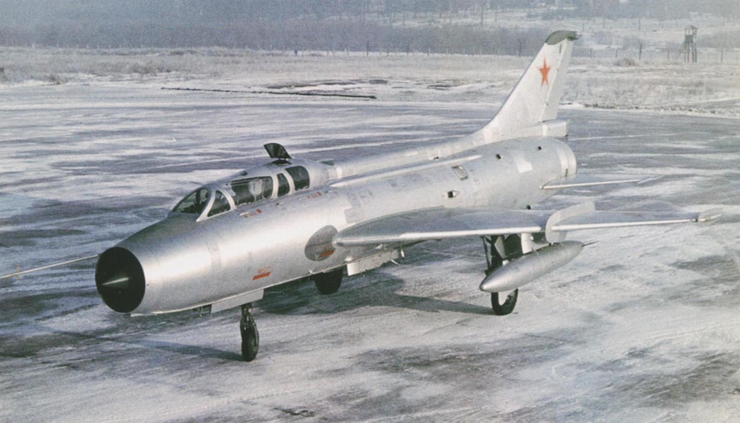 Учебно-боевой истребитель Су-7У (изделие «У-22»): перископ на фонаре, гаргрот, демонтаж пушки и физика спарки на базе Су-7БМ