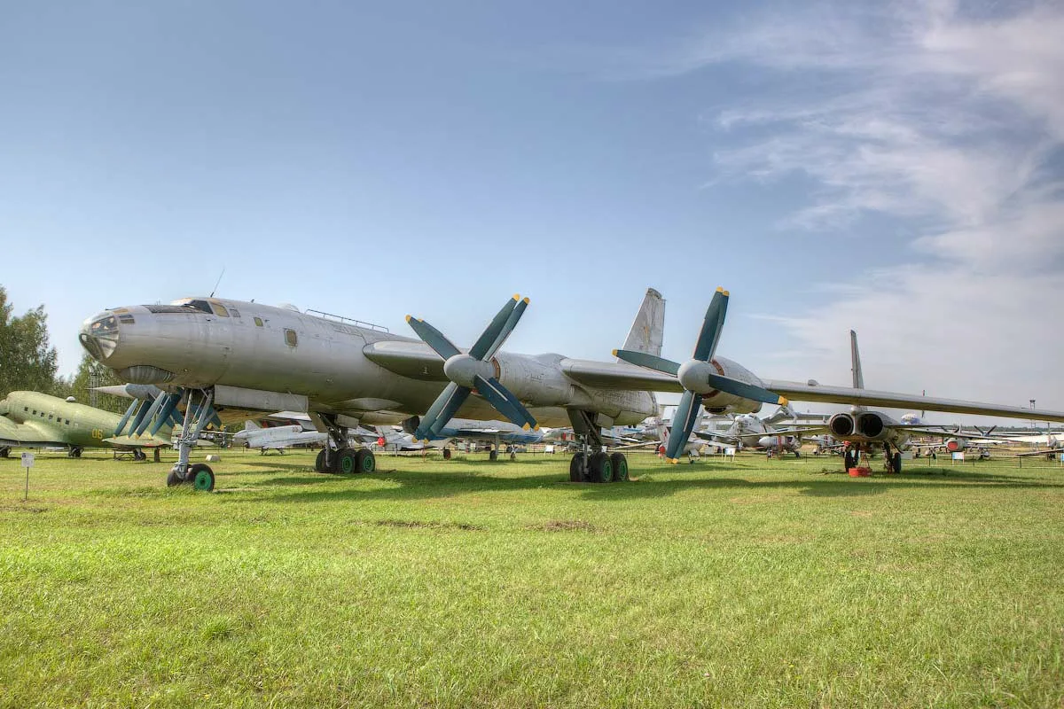 Стратегический бомбардировщик Ту-95Н: полуутопленная подвеска 30-тонного РСР, переходной шлюз для пилота и физика составной стратегической ударной системы