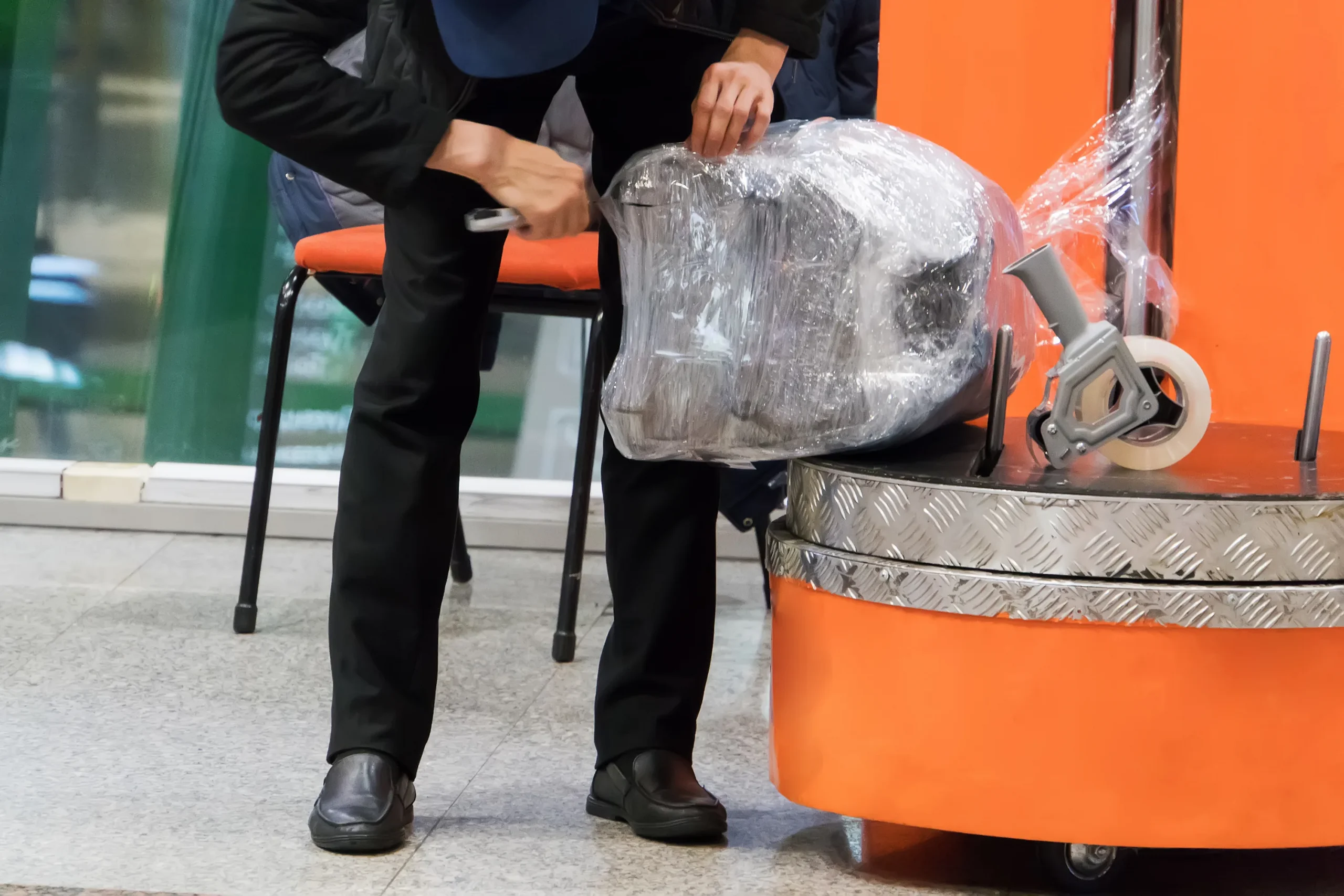 Зачем обматывать чемодан пленкой в аэропорту: реальные причины, цены и скрытые риски