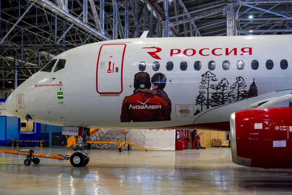 Ливрея «ЛизаАлерт» (Superjet 100, борт RA-89128)