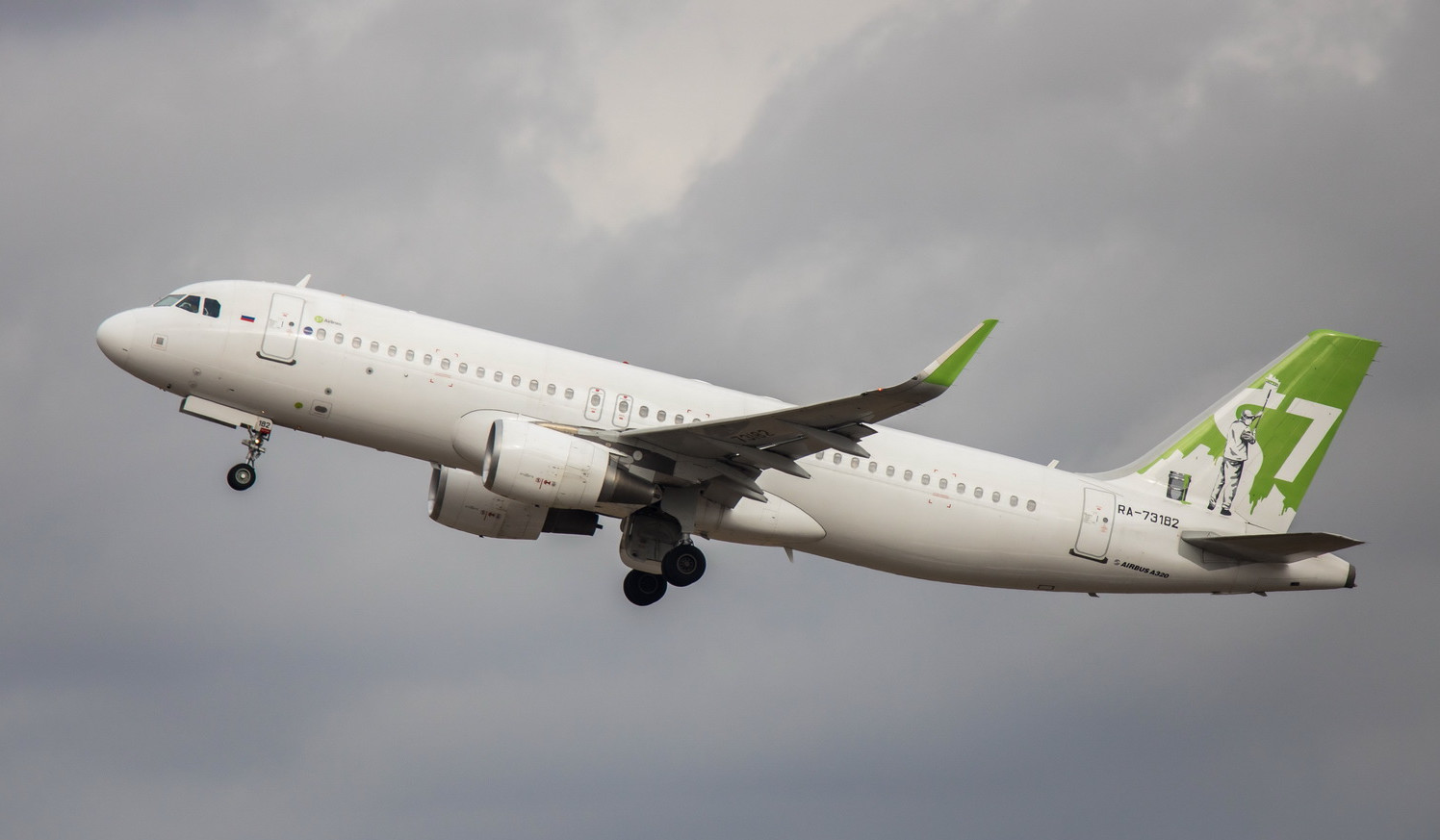 Самолет Airbus A320 S7 Airlines в специальной арт-ливрее «Маляр»: история создания и борт RA-73182