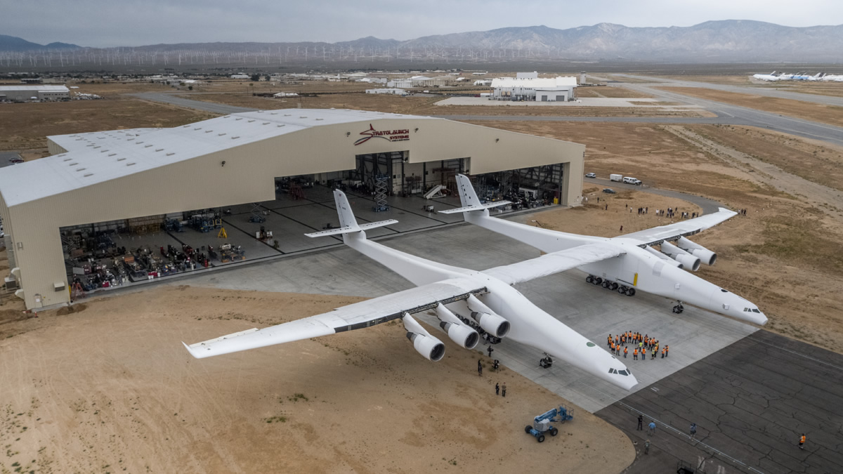 Самый большой самолет по размаху крыла: Stratolaunch Roc