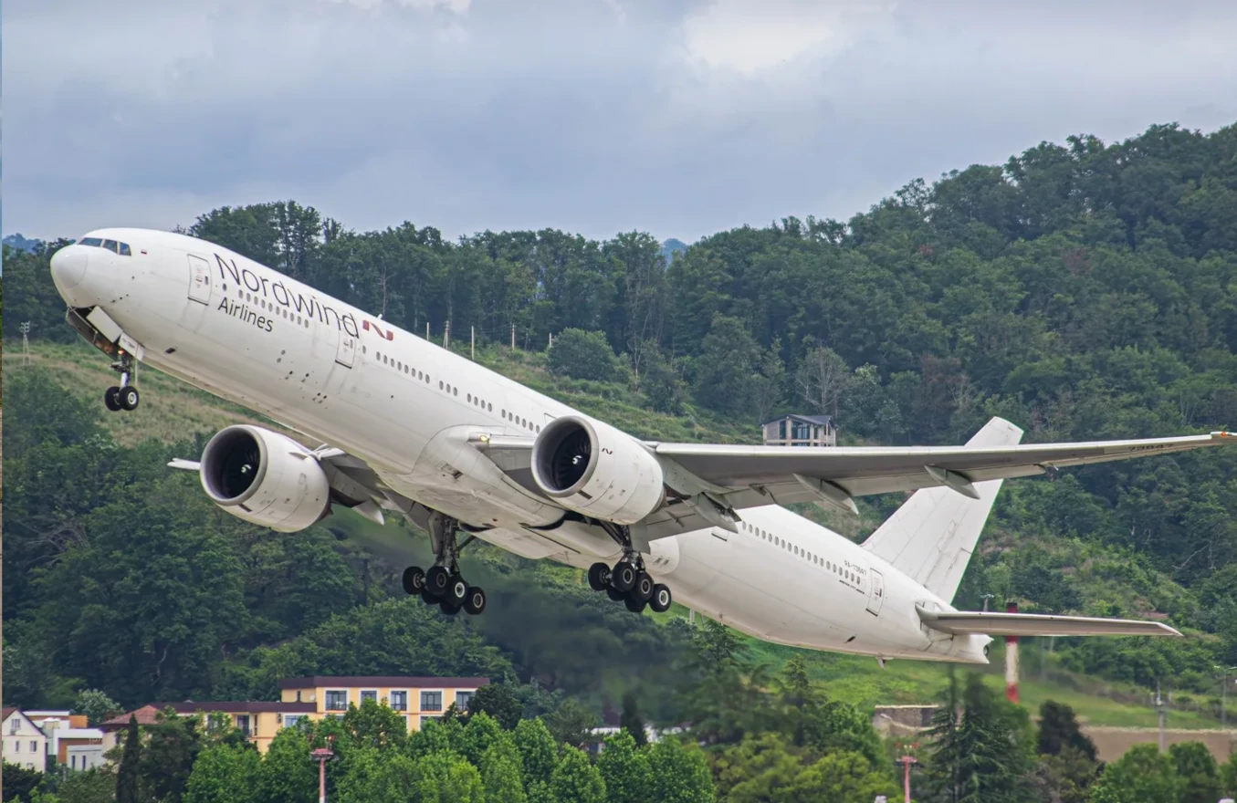 Схема салона Boeing 777-300ER авиакомпании Nordwind: 2 варианта компоновки по бортовым номерам, расположение мест и шаг кресел