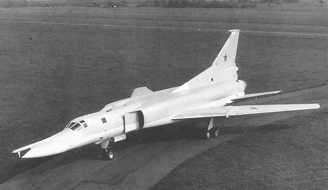 Бомбардировщик-ракетоносец Ту-22М1 (изделие «45-01»): облегчение на три тонны, крыло с размахом 34 метра, ракета Х-22М и физика доводки «Бэкфайра»